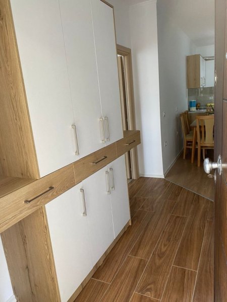 Tirane, jepet me qera apartament 3+1 Kati 1, 90 m² 500 € (Mbikalimi i Komunes ,Rruga Bill Klinton)