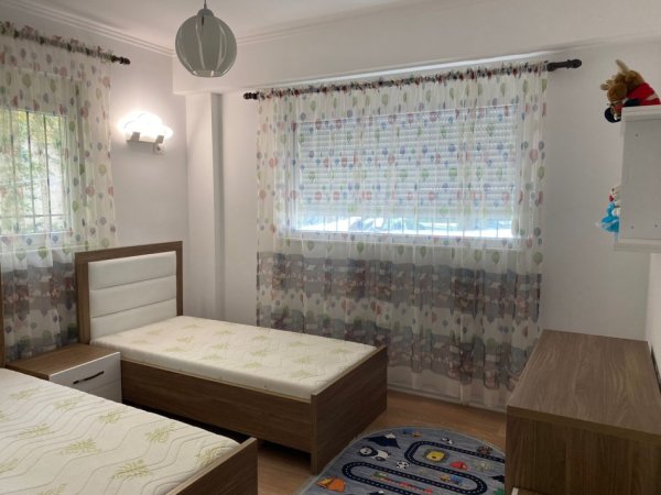 Tirane, jepet me qera apartament 3+1 Kati 1, 90 m² 500 € (Mbikalimi i Komunes ,Rruga Bill Klinton)