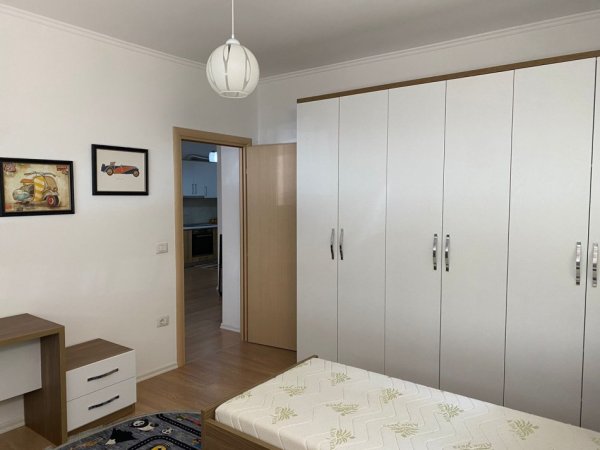Tirane, jepet me qera apartament 3+1 Kati 1, 90 m² 500 € (Mbikalimi i Komunes ,Rruga Bill Klinton)