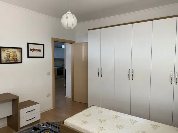Tirane, jepet me qera apartament 3+1 Kati 1, 90 m² 500 € (Mbikalimi i Komunes ,Rruga Bill Klinton)