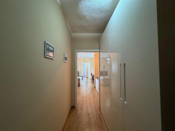 Tirane, jepet me qera apartament 1+1+Ballkon Kati 7, 70 m² 600 € (myslym shyri)