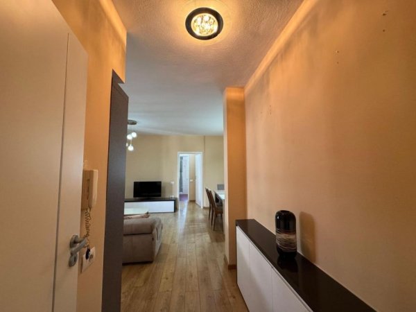 Tirane, jepet me qera apartament 1+1+Ballkon Kati 7, 70 m² 600 € (myslym shyri)