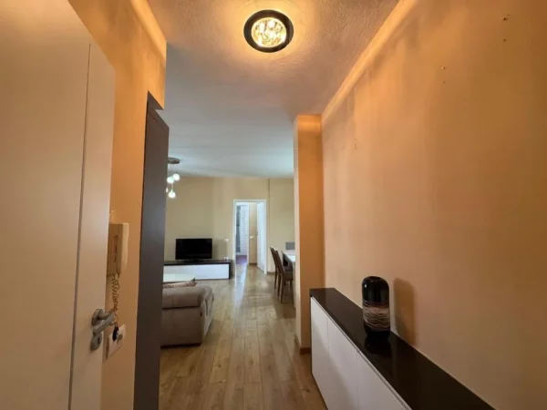 Tirane, jepet me qera apartament 1+1+Ballkon Kati 7, 70 m² 600 € (myslym shyri)