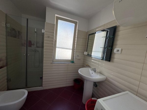 Tirane, jepet me qera apartament 1+1+Ballkon Kati 7, 70 m² 600 € (myslym shyri)