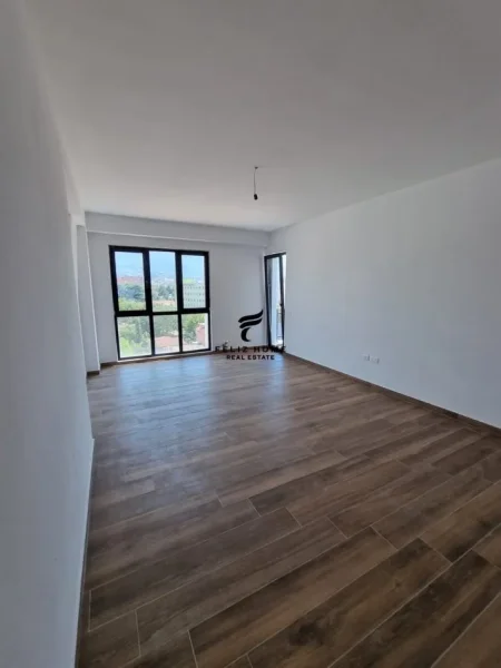 Tirane, jepet me qera zyre Kati 7, 117 m² 580 € (FARMACIA 10)