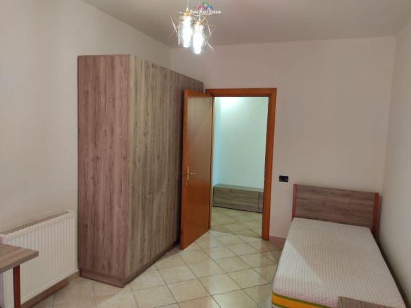 Tirane, jepet me qera apartament 3+1 Kati 8, 220 m² 2000 € (kika 1)
