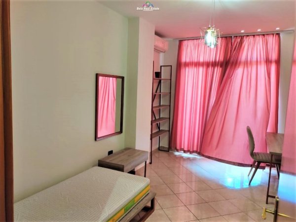 Tirane, jepet me qera apartament 3+1 Kati 8, 220 m² 2000 € (kika 1)