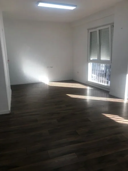 Tirane, jepet me qera zyre Kati 2, 93 m² 800 € (KOMUNA E PARISIT)