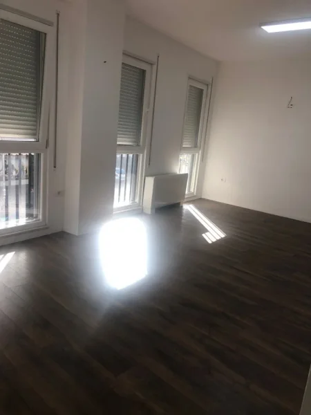 Tirane, jepet me qera zyre Kati 2, 93 m² 800 € (KOMUNA E PARISIT)