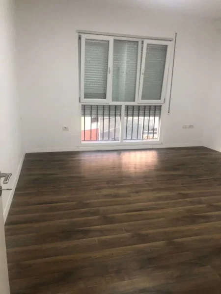 Tirane, jepet me qera zyre Kati 2, 93 m² 800 € (KOMUNA E PARISIT)