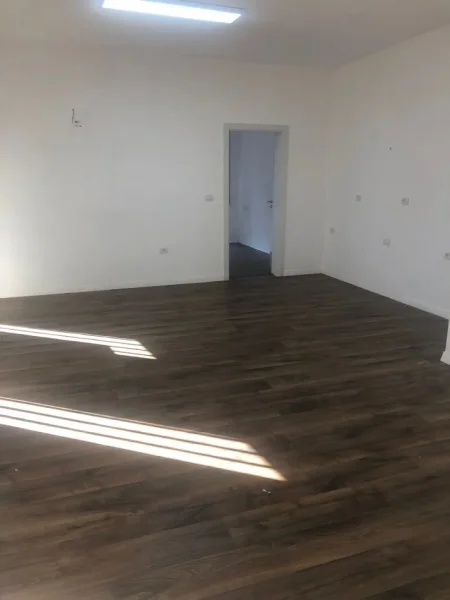 Tirane, jepet me qera zyre Kati 2, 93 m² 800 € (KOMUNA E PARISIT)