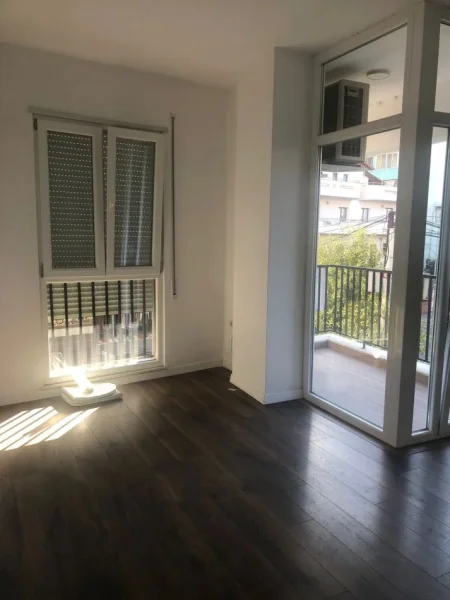 Tirane, jepet me qera zyre Kati 2, 93 m² 800 € (KOMUNA E PARISIT)