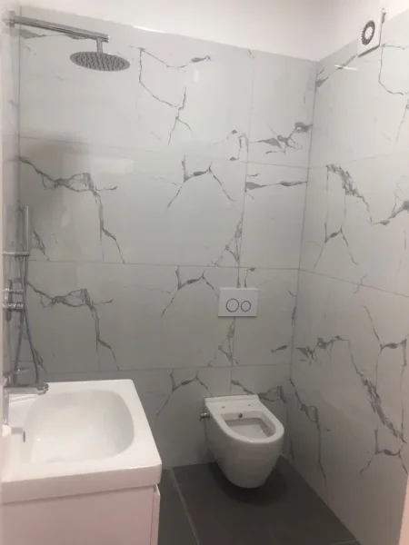 Tirane, jepet me qera zyre Kati 2, 93 m² 800 € (KOMUNA E PARISIT)