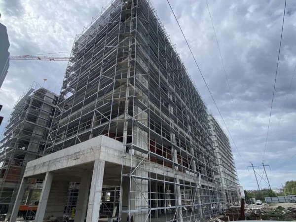 Shitet  apartament 2+1+Ballkon Kati 8, 80 m² (Paskuqan)buze rruge kryesore perball Bulevardit te ri