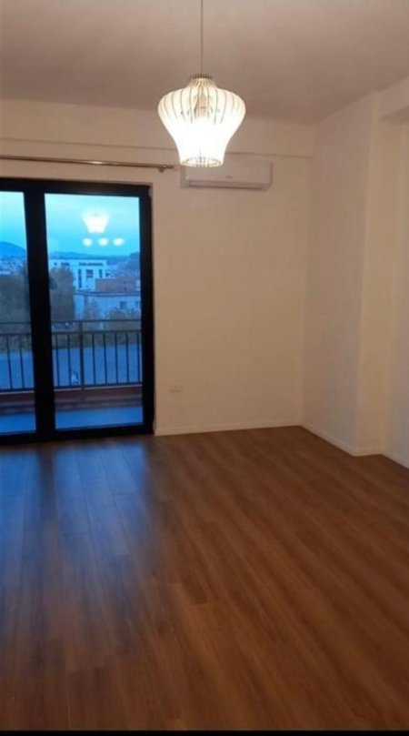 Tirane, jepet me qera apartament 2+1 Kati 3, 125 m² 530 € (QSUT)