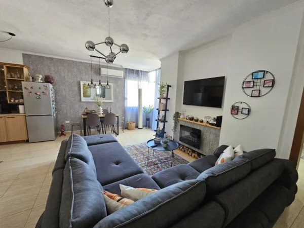 JEPET ME QERA APARTAMENT 1+1 ,  650 € (RRUGA BOGDANEVE)