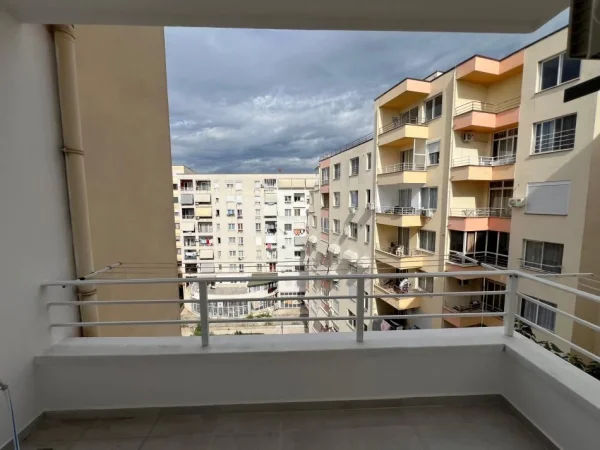 Tirane, jepet me qera apartament 2+1 Kati 7, 118 m² 700 € (Kompleksi "Fratari",ne zonën e Astirit, Unaza e Re, Tiranë.)