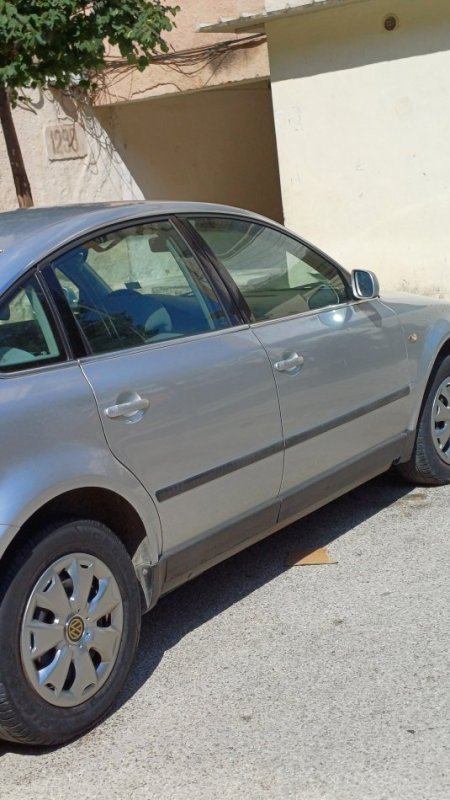 Tirane, shitet makine Wolksvagen Passat,shume e mirmbajtur,shitet per arsye mosperdirmi,me kolaudim dhe taksa te paguara deri ne shkurt 2025 Nafte, gri metalizato automatik Klima 225.000 km 3.000 €