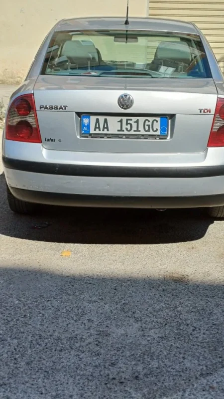 Tirane, shitet makine Wolksvagen Passat,shume e mirmbajtur,shitet per arsye mosperdirmi,me kolaudim dhe taksa te paguara deri ne shkurt 2025 Nafte, gri metalizato automatik Klima 225.000 km 3.000 €