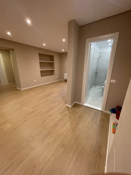Tirane, jepet me qera , 900 € (Rruga e Kavajes)