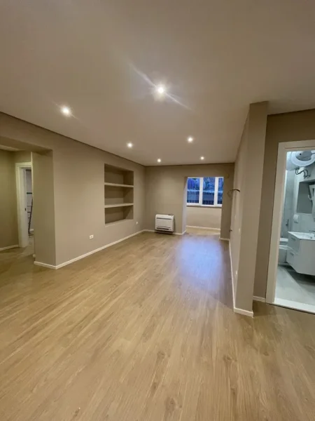 Tirane, jepet me qera , 900 € (Rruga e Kavajes)