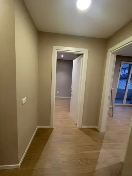 Tirane, jepet me qera , 900 € (Rruga e Kavajes)