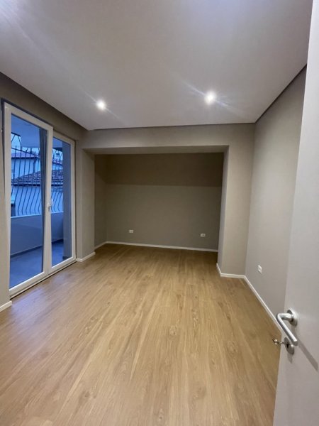 Tirane, jepet me qera , 900 € (Rruga e Kavajes)