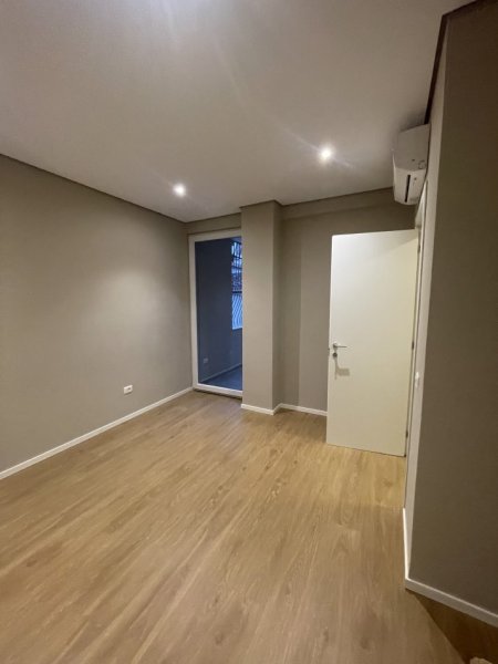 Tirane, jepet me qera , 900 € (Rruga e Kavajes)