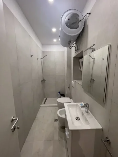 Tirane, jepet me qera , 900 € (Rruga e Kavajes)