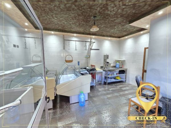 Tirane, jepet me qera dyqan Kati 0, 23 m² 300 € (Kristal Center)