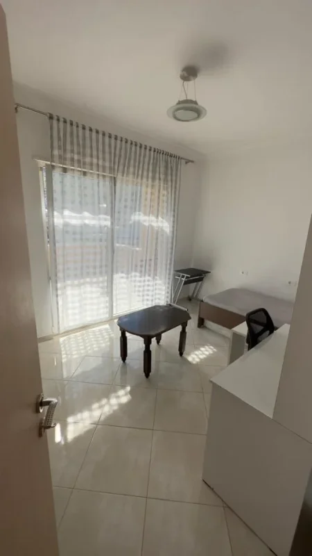 Tirane, jepet me qera apartament 3+1 Kati 1, 220 m² 600 € (Yrshek)