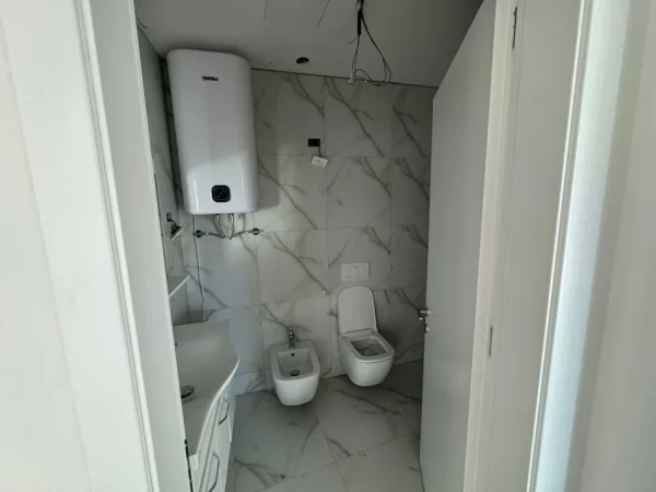 Tirane, jepet me qera apartament 3+1 Kati 3, 123 m² 1.400 € (liqeni i tiranes)