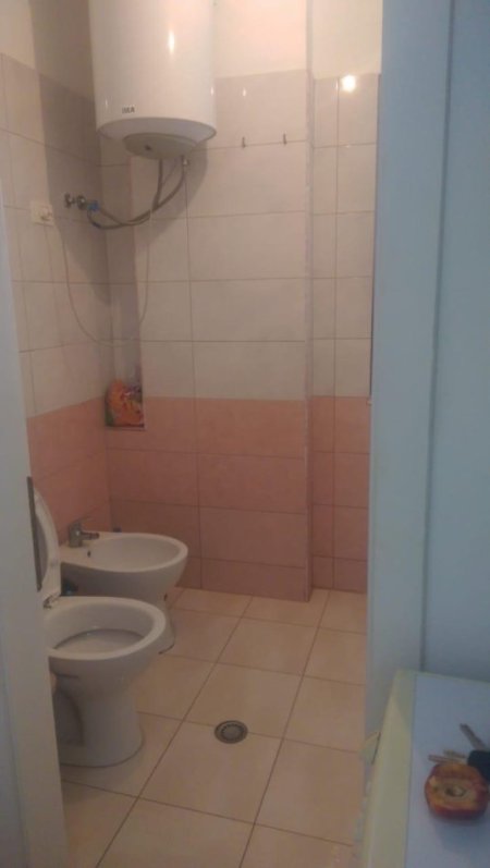 Durres, jepet me qera apartament 1+1+Aneks+Ballkon Kati 2, 60 m² 25.000 € (Rruga Naum Vexhilharxhi Durres)