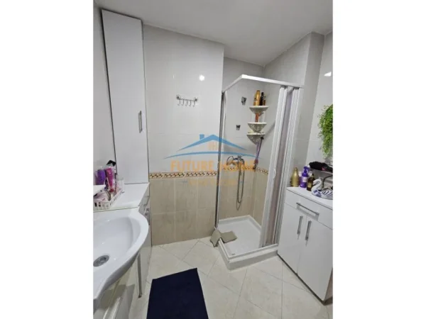 Tirane, jepet me qera apartament 1+1+Ballkon Kati 11, 80 m² 650 € (Rruga e Bogdaneve)