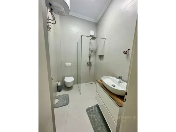 Tirane, jepet me qera apartament 2+1 Kati 4, 91 m² 700 € (pallatet agimi)