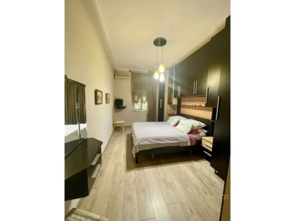 Tirane, jepet me qera apartament 2+1 Kati 4, 91 m² 700 € (pallatet agimi)