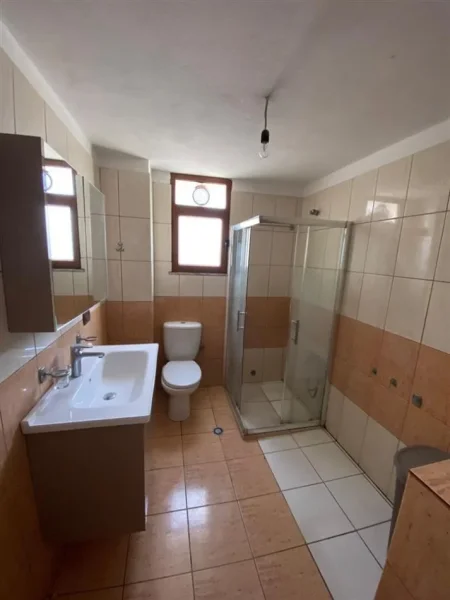 Tirane, jepet me qera apartament 2+1+Ballkon Kati 2, 83 m² 400 € (Astir, Vila L)