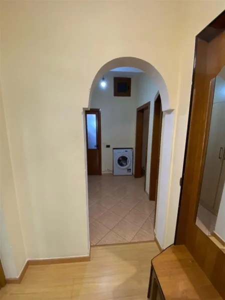 Tirane, jepet me qera apartament 2+1+Ballkon Kati 2, 83 m² 400 € (Astir, Vila L)