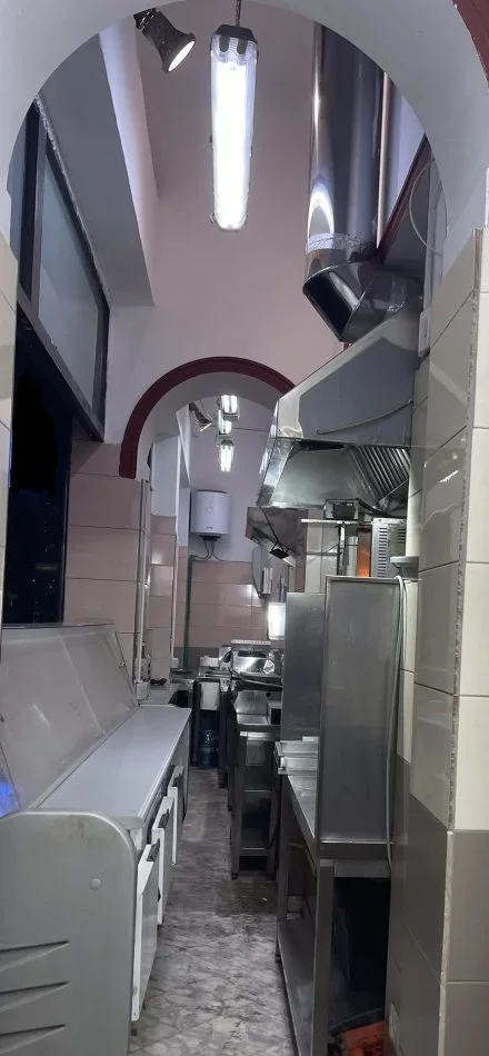 Tirane, jepet me qera bar-resorant Kati 0, 20 m² 2.500 € (21 dhjetori)