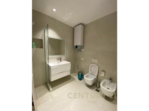 Tirane, jepet me qera apartament 1+1 Kati 6, 40 m² 600 € (qender)