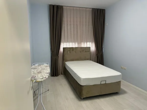 Tirane, jepet me qera apartament+verande | Penthouse 3+1+Aneks+Ballkon Kati 4, 190 m² 1.300 € (Liqeni i Thate)