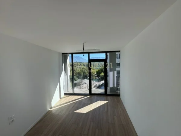 Tirane, jepet me qera zyre Kati 3, 1.400 m² 1.400 € (liqeni i tiranes)