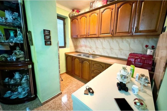 Tirane, shitet apartament 3+1 Kati 1, 70 m² 84.000 € (Rruga Aleksander Moisiu - Rrethinë - Kinostudio, Ka nevojë për rinovim)