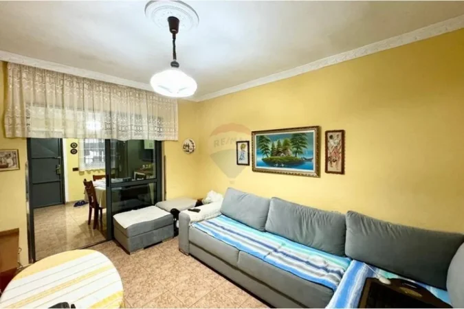 Tirane, shitet apartament 3+1 Kati 1, 70 m² 84.000 € (Rruga Aleksander Moisiu - Rrethinë - Kinostudio, Ka nevojë për rinovim)