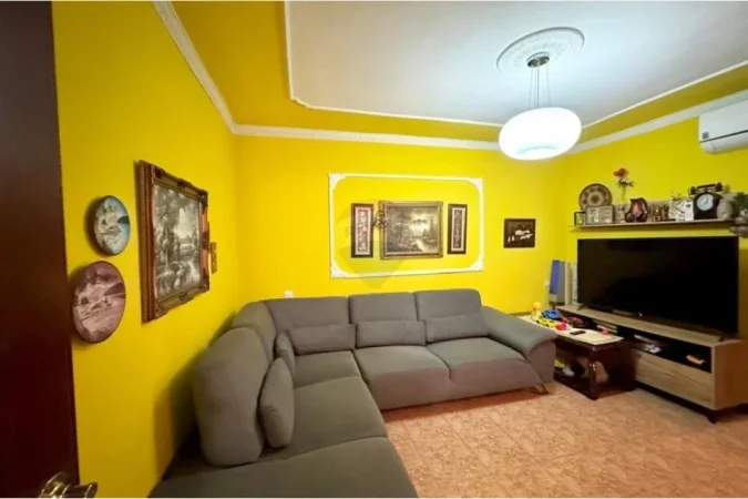 Tirane, shitet apartament 3+1 Kati 1, 70 m² 84.000 € (Rruga Aleksander Moisiu - Rrethinë - Kinostudio, Ka nevojë për rinovim)