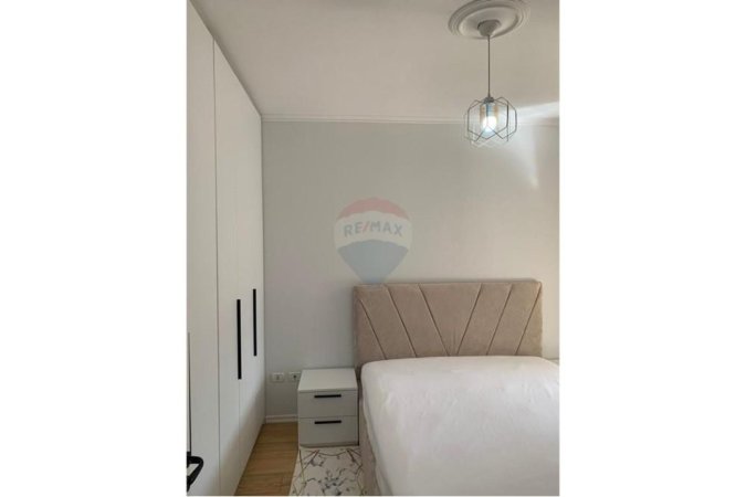 Tirane, jepet me qera apartament 1+1+Ballkon Kati 5, 55 m² 600 € (Rruga e Barrikadave)