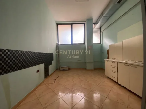Tirane, jepet me qera ambjent biznesi Kati 0, 245 m² 5.500 € (rtsh)