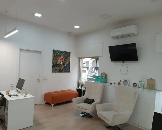 Tirane, jepet me qera ambjent biznesi Kati 0, 51 m² 800 € (rruga bardhyl)