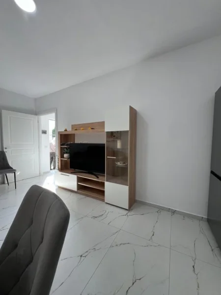 Durres, jepet me qera shtepi 1+1 , 70 m² 400 € 