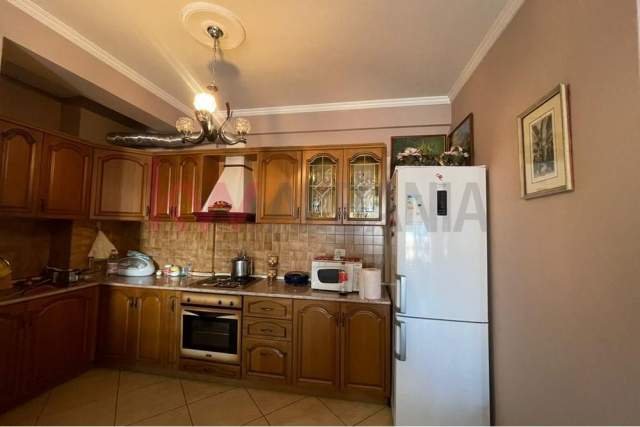 Tirane, shitet apartament Kati 4, 110 m² 140.000 Euro